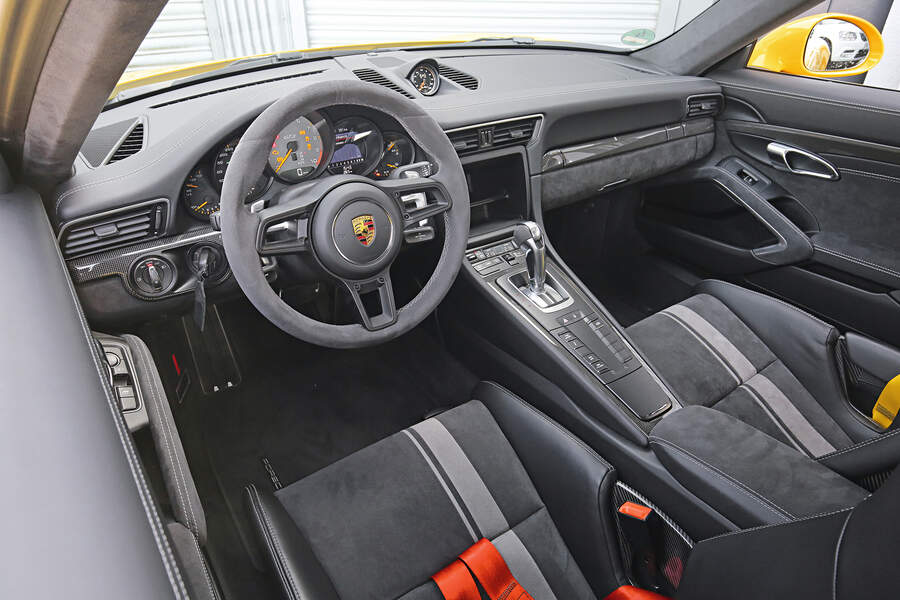 Господа, заводите моторы! Тестовый автомобиль GT3 имеет опциональную комплектацию Clubport с винтовой клеткой безопасности, доступную без дополнительной оплаты.